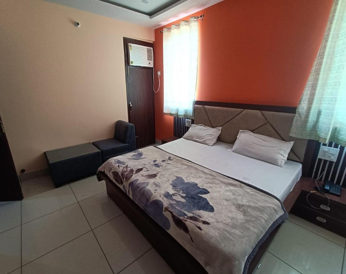 Om Hotel Rohtak Esterno foto